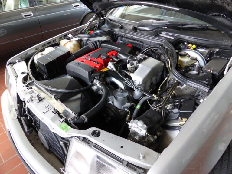 Blcik in den Motorraum Mercedes A124 AMG nach der Instandsetzung im Oldtimer-Fachbetrieb Classic Electric