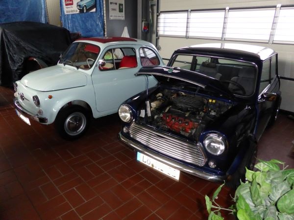 Fiat 500 und Mini Classic in der Oldtimer-Werkstatt