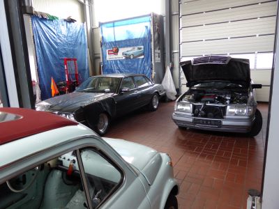 Oldtimer Fachwerkstatt Classic Electric In Arbeit Fiat 500 Classic, Jaguar XJ 300 und W124 Cabrio