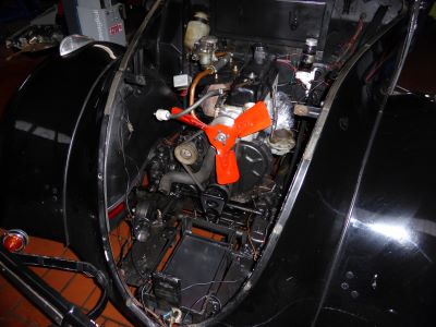 Instandsetzungsarbeiten an einem Peugeot 202. Einbau des Motors in der Oldtimer Werkstatt Classic Electric
