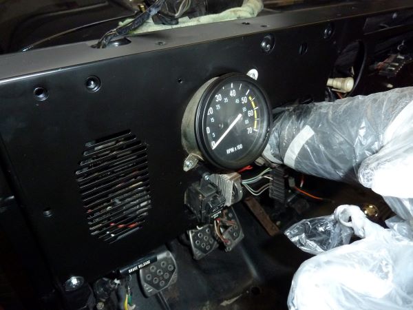 Jeep Wrangler Armaturenbrettträge nach der Instandsetzung der Karrosserie in Schwarz lackiert und Tache eingebaut